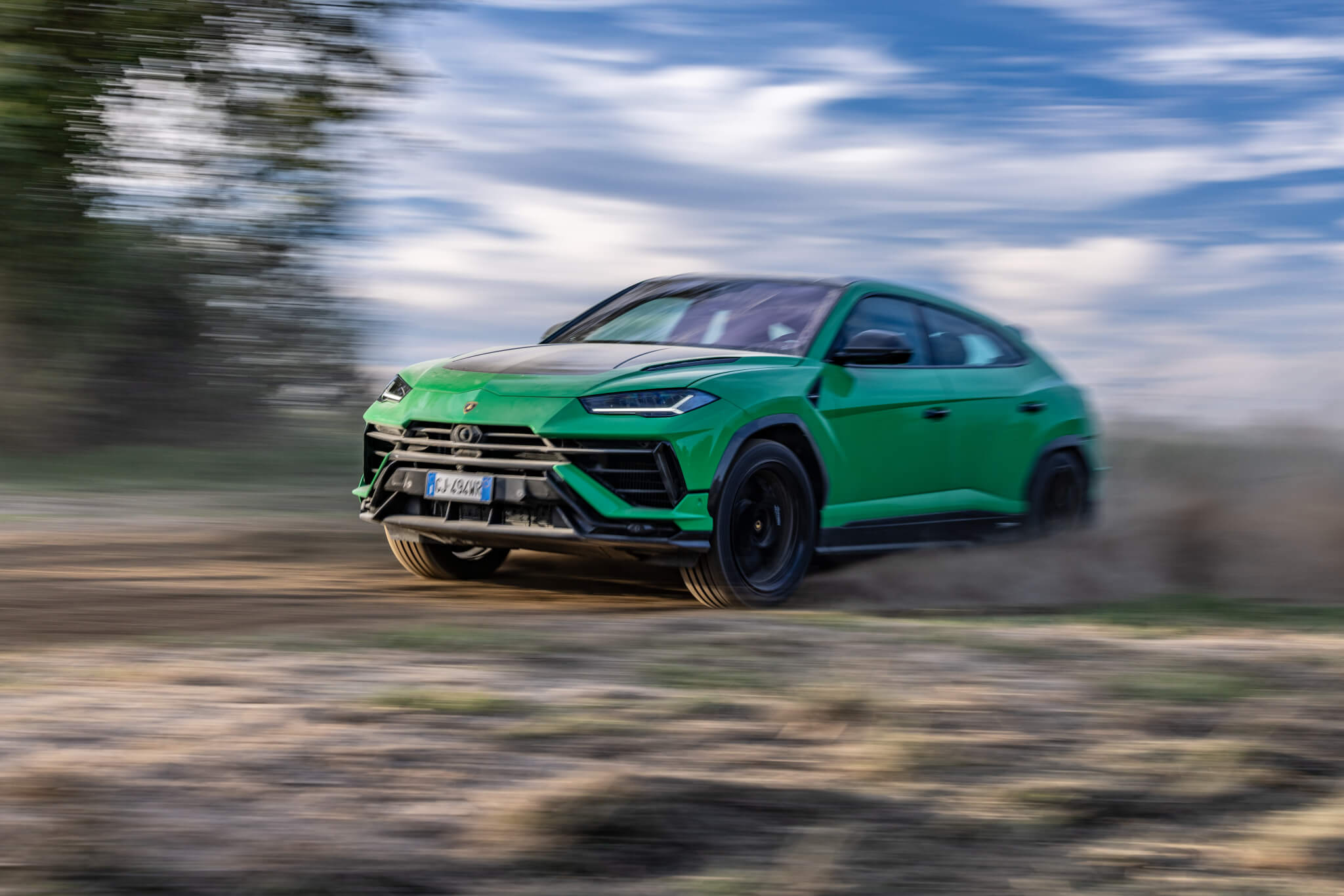 Lamborghini Urus Performante, na terra, frente 3/4