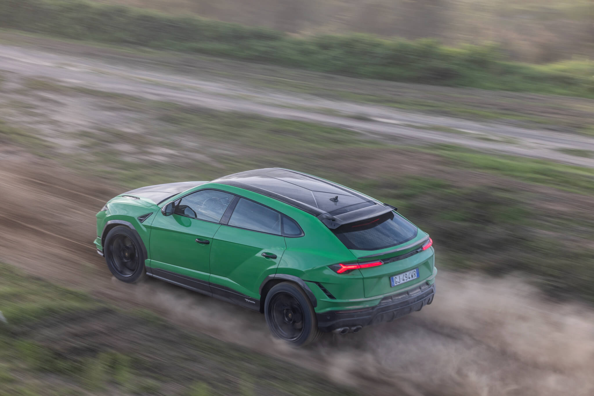 Lamborghini Urus Performante em terra batida. vista de cima