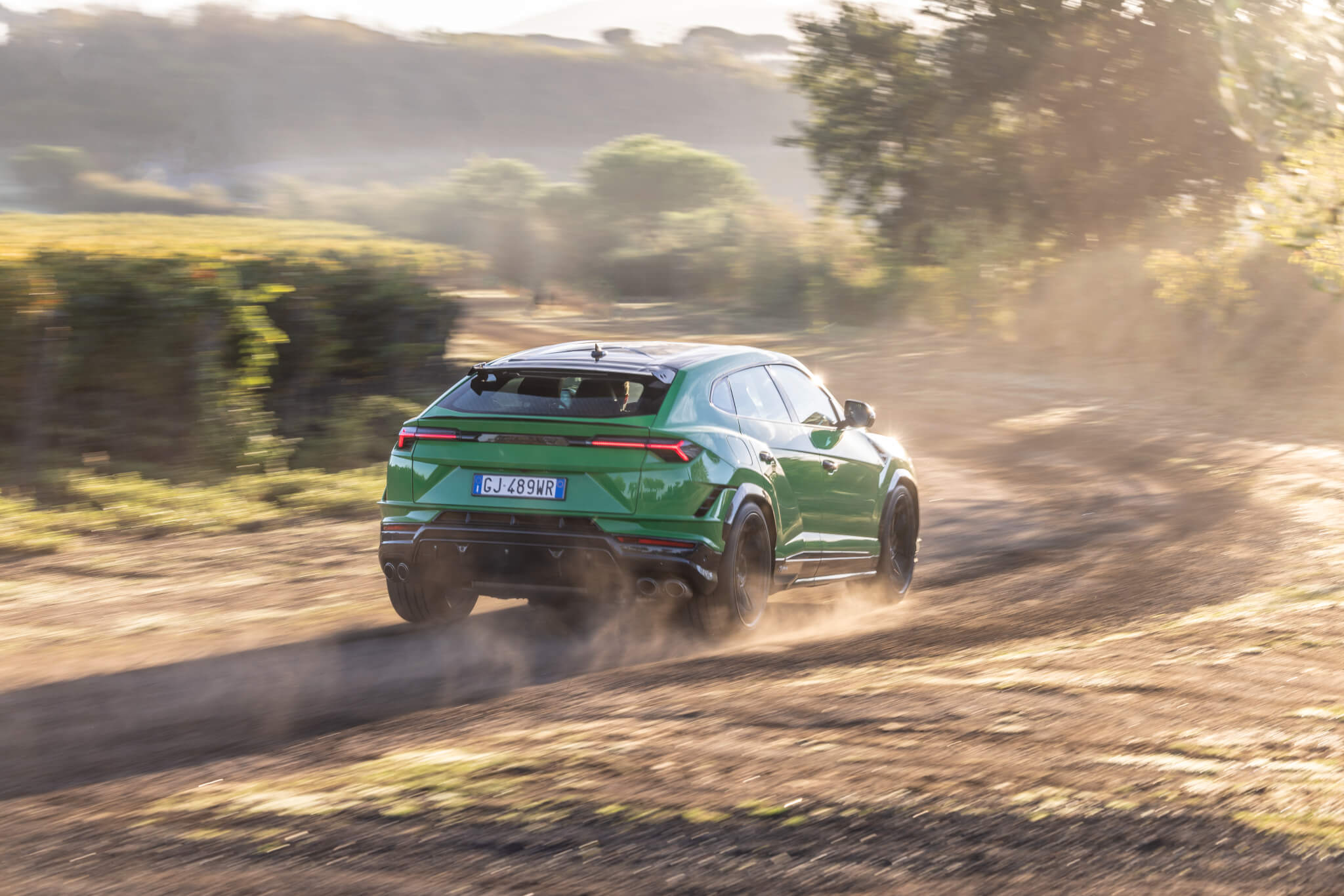 Lamborghini Urus Performante em terra batida, traseira