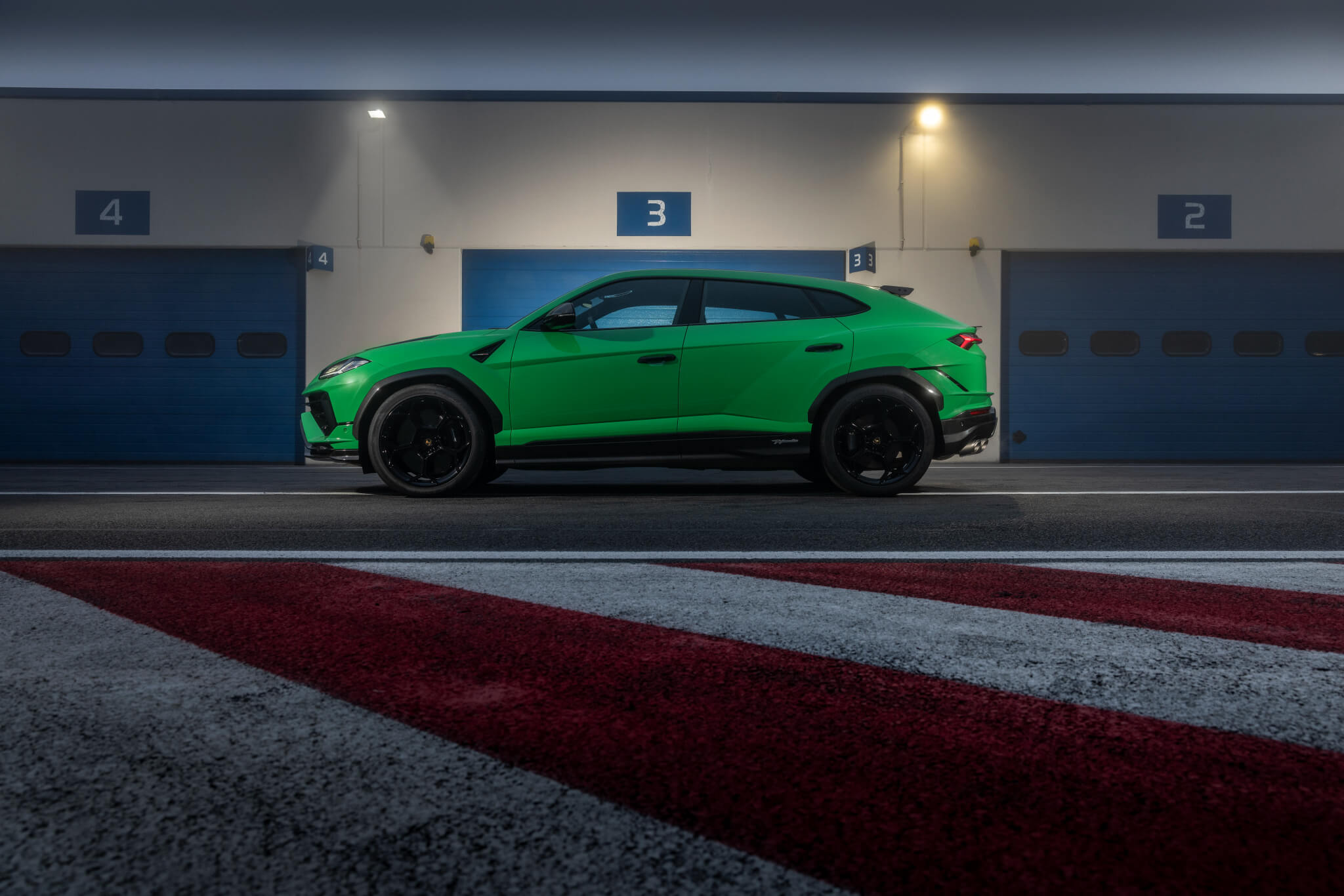 Lamborghini Urus Performante no circuito, perfil