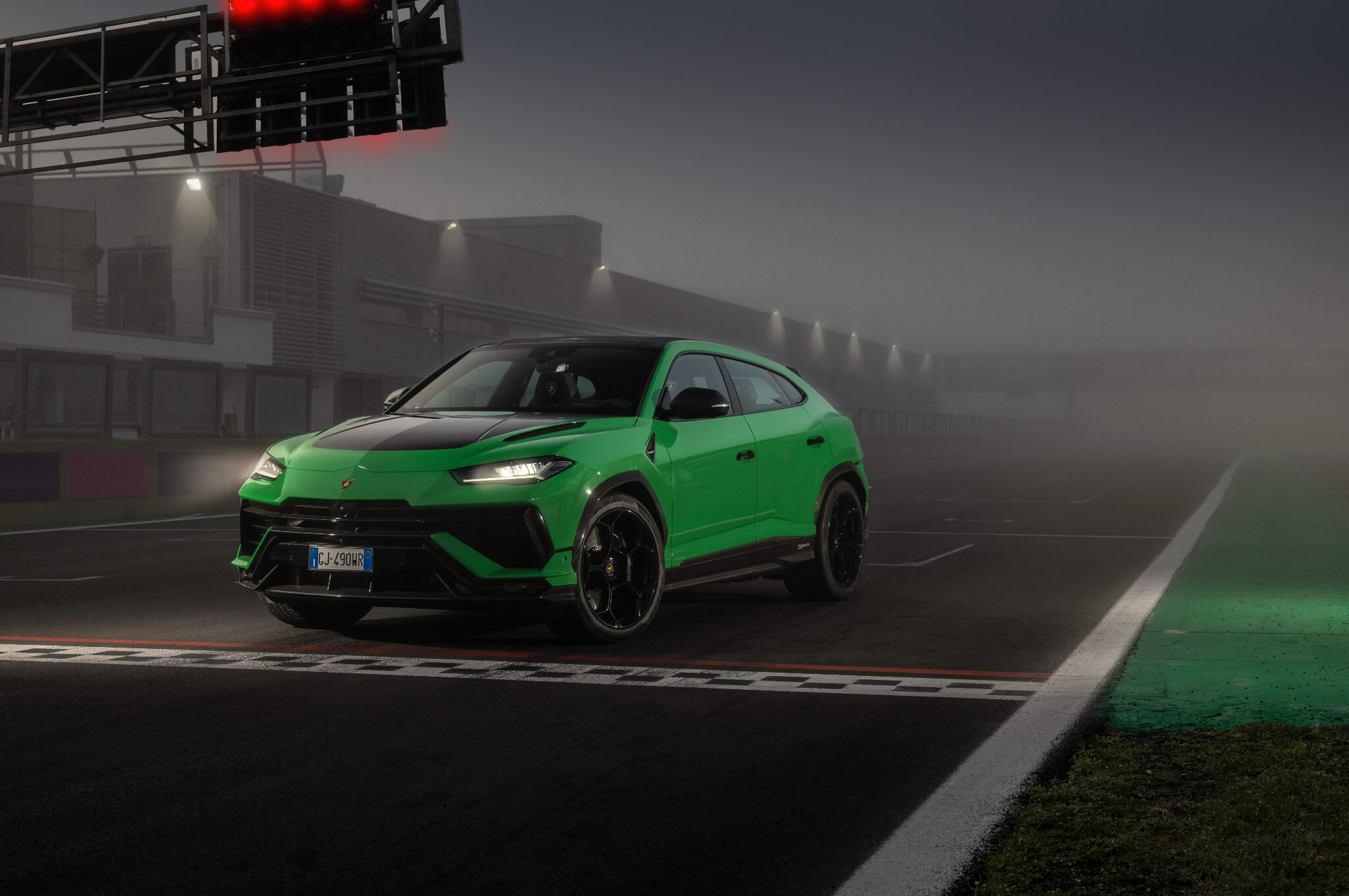 Lamborghini Urus Performante no circuito, frente 3(4