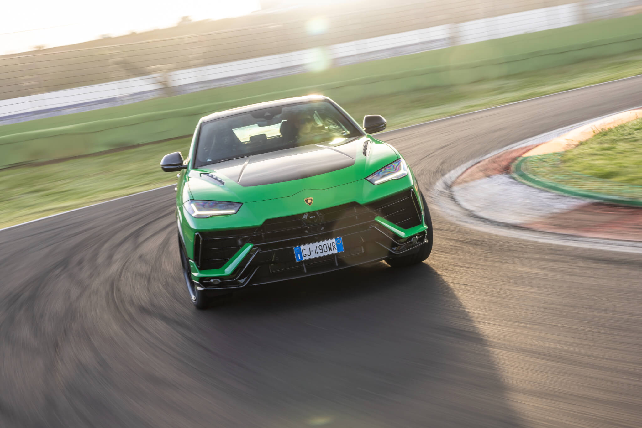 Urus Performante no circuito de Vallelunga, frente