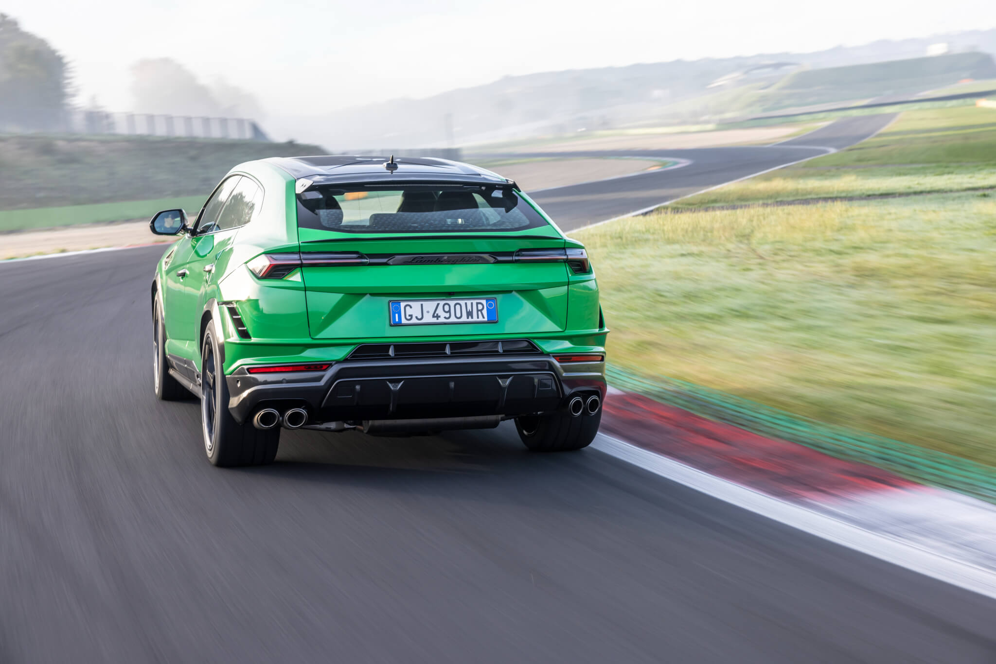 Urus Performante no circuito de Vallelunga, traseira