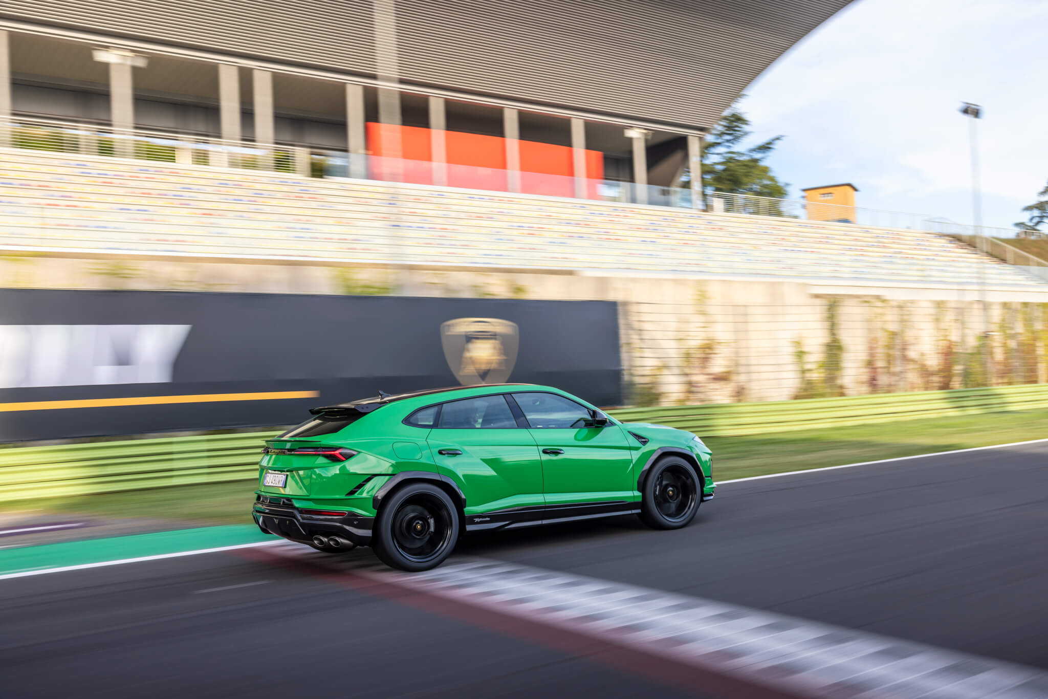 Urus Performante na reta da meta do circuito de vallelunga