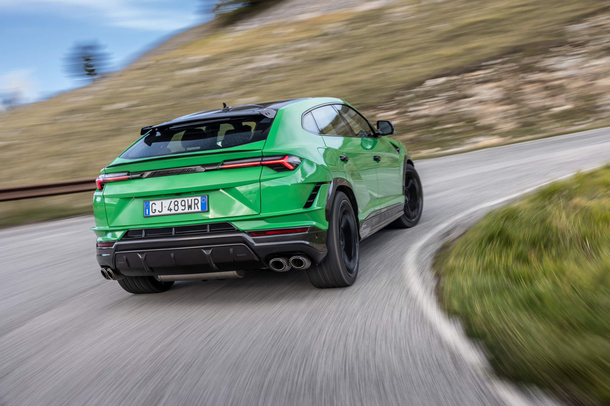 Lamborghini Urus Performante na estrada a curvar, traseira