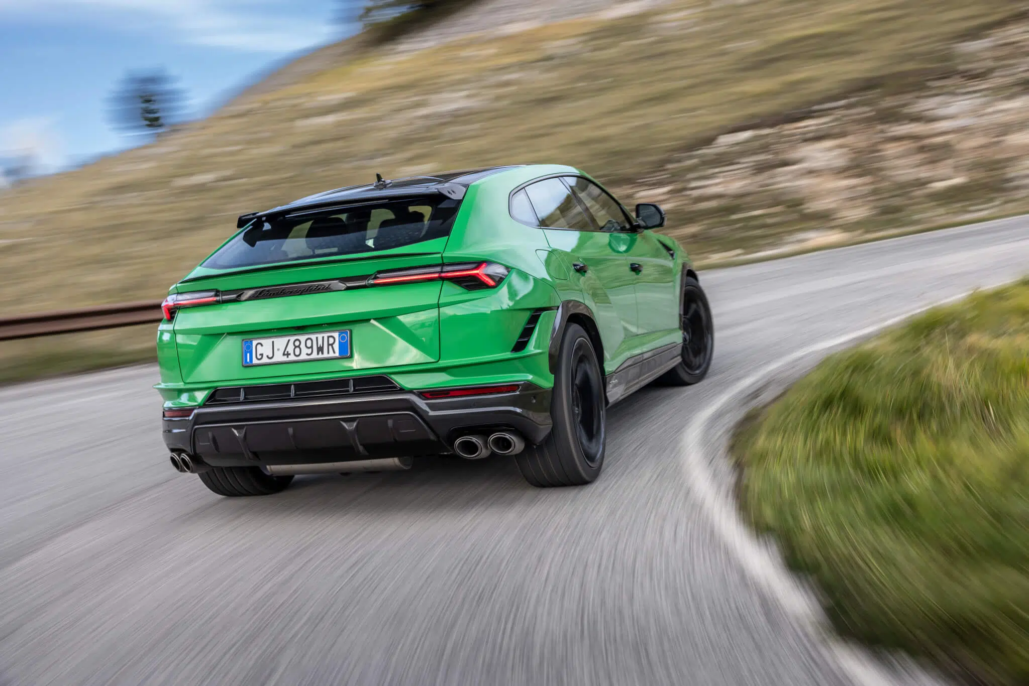 Lamborghini Urus Performante na estrada a curvar, traseira