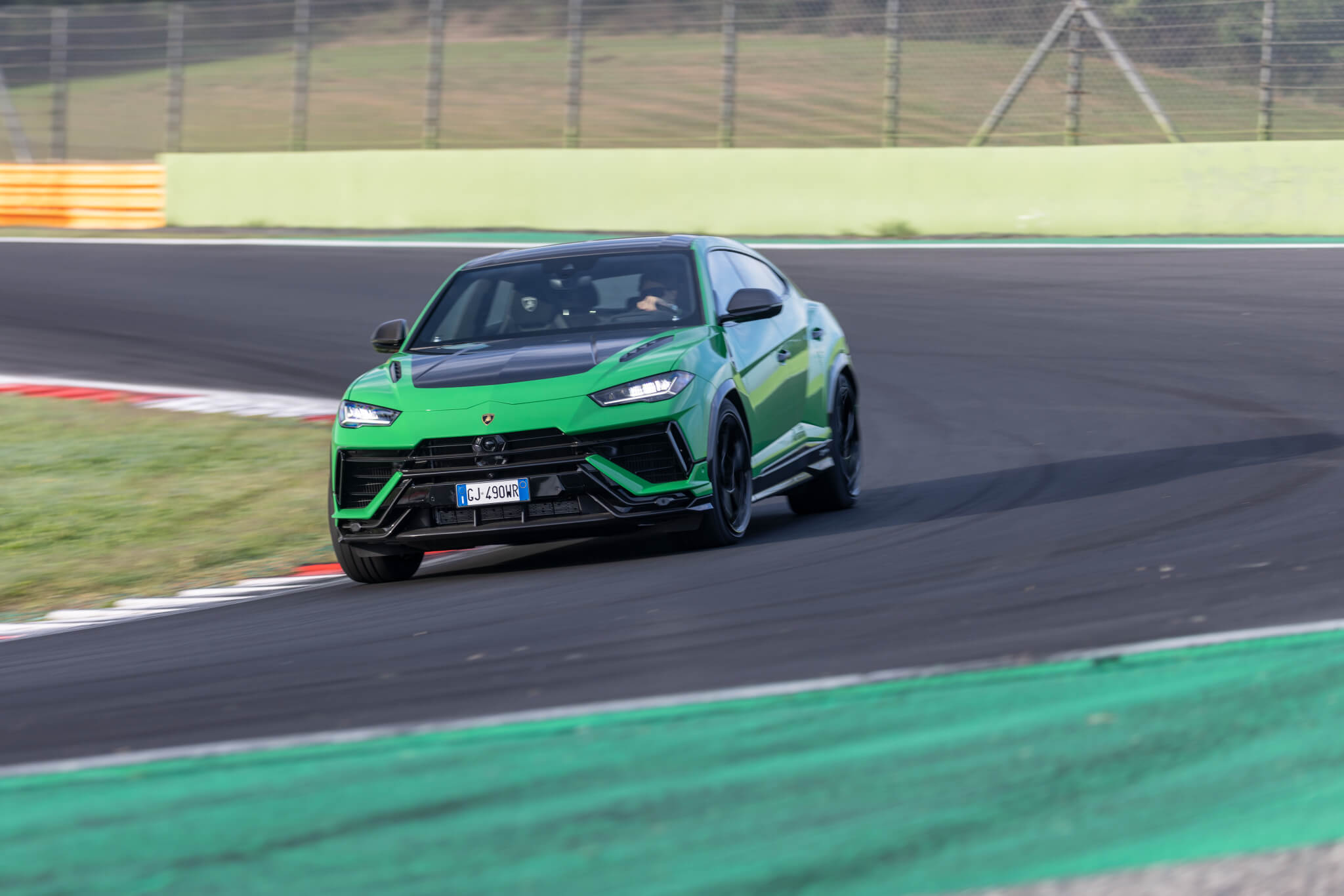 Urus Performante no circuito de Vallelunga, frente