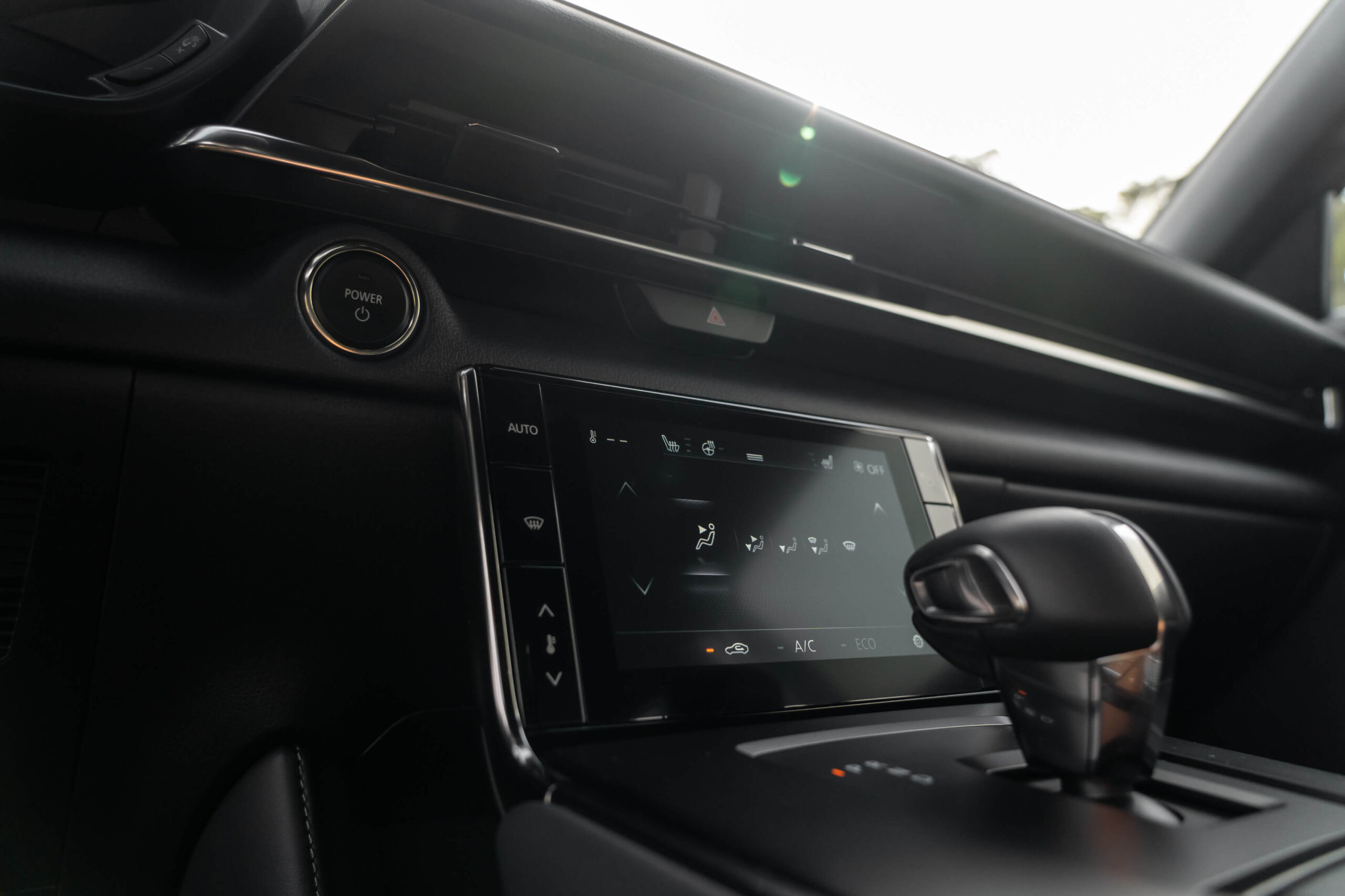 Mazda MX-30 detalhe comandos climatização