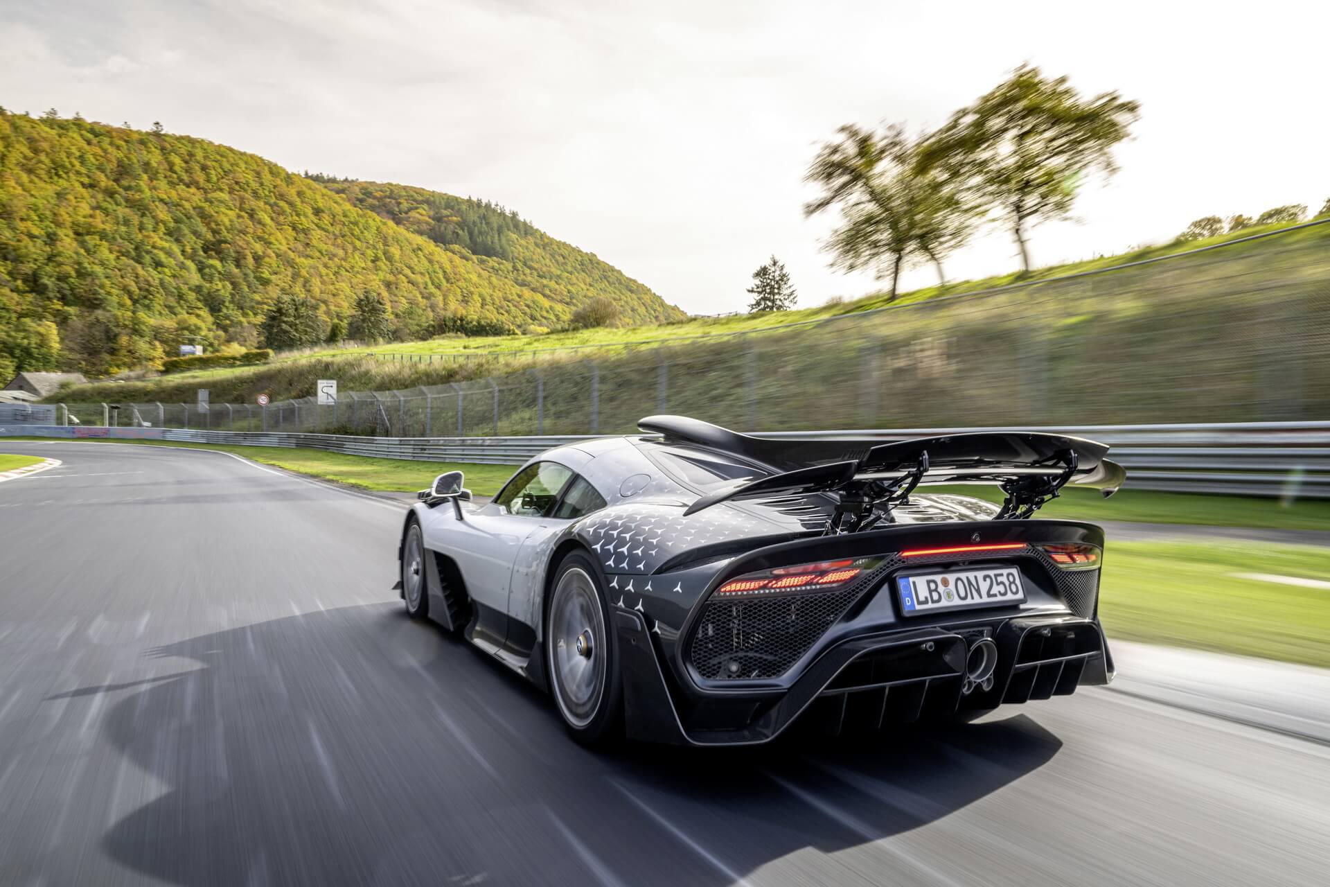 Mercedes-AMG One no Nürburgring vista traseira 3/4