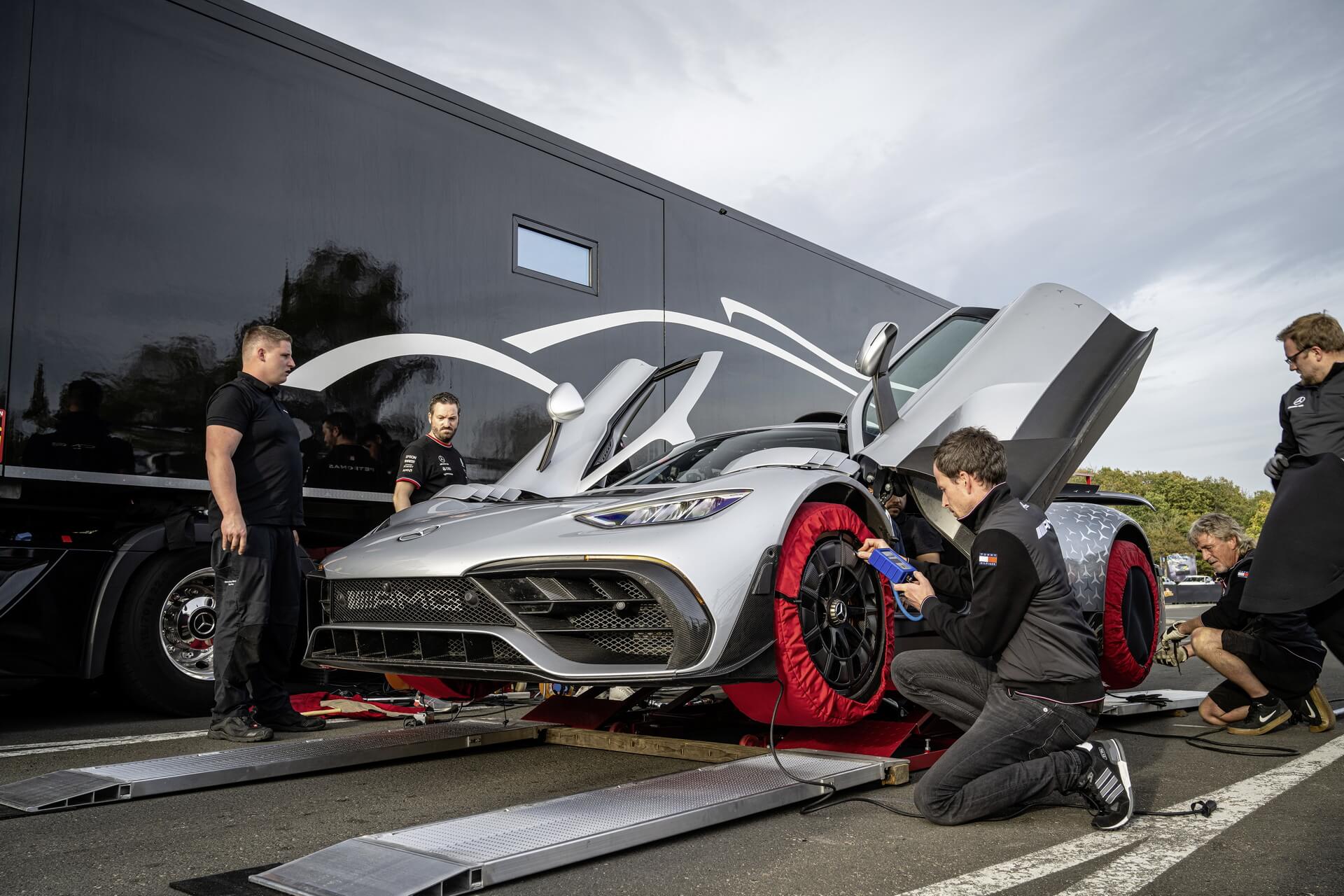 Mercedes-AMG One com mantas de aquecimento nos pneus