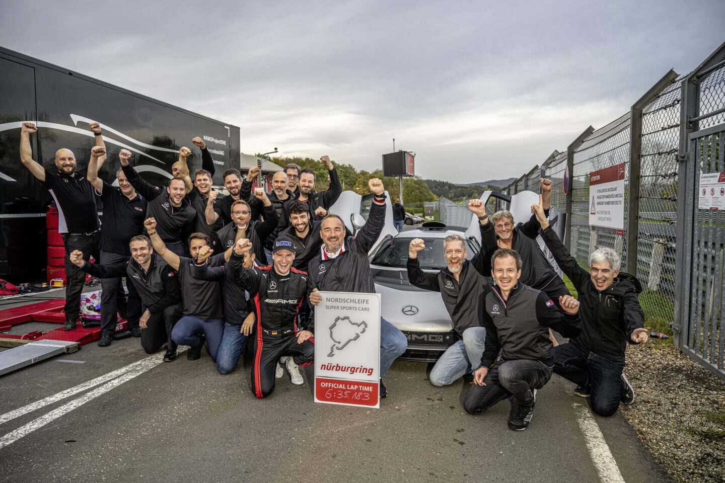 Equipa da Mercedes-AMG com a placa do recorde