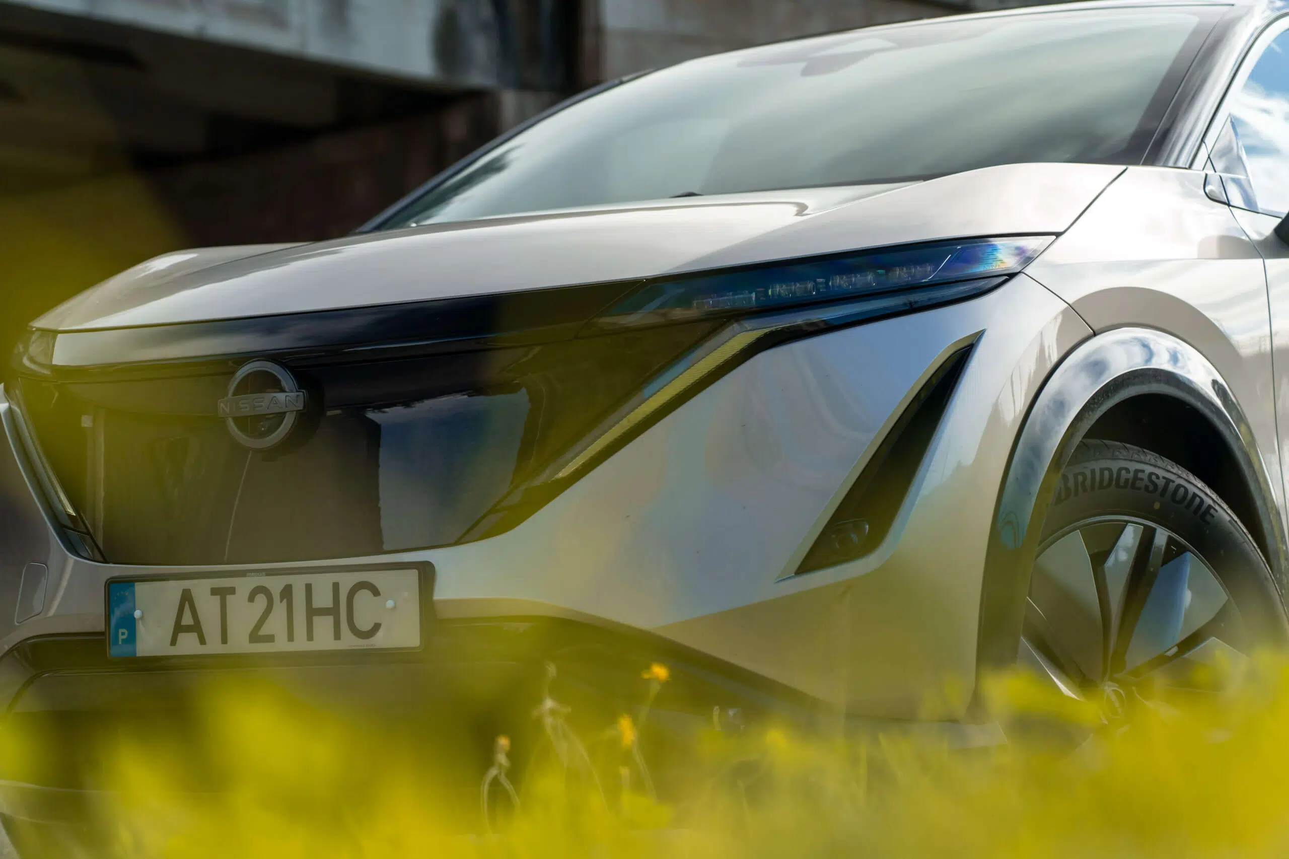Nissan Ariya detalhe dianteira