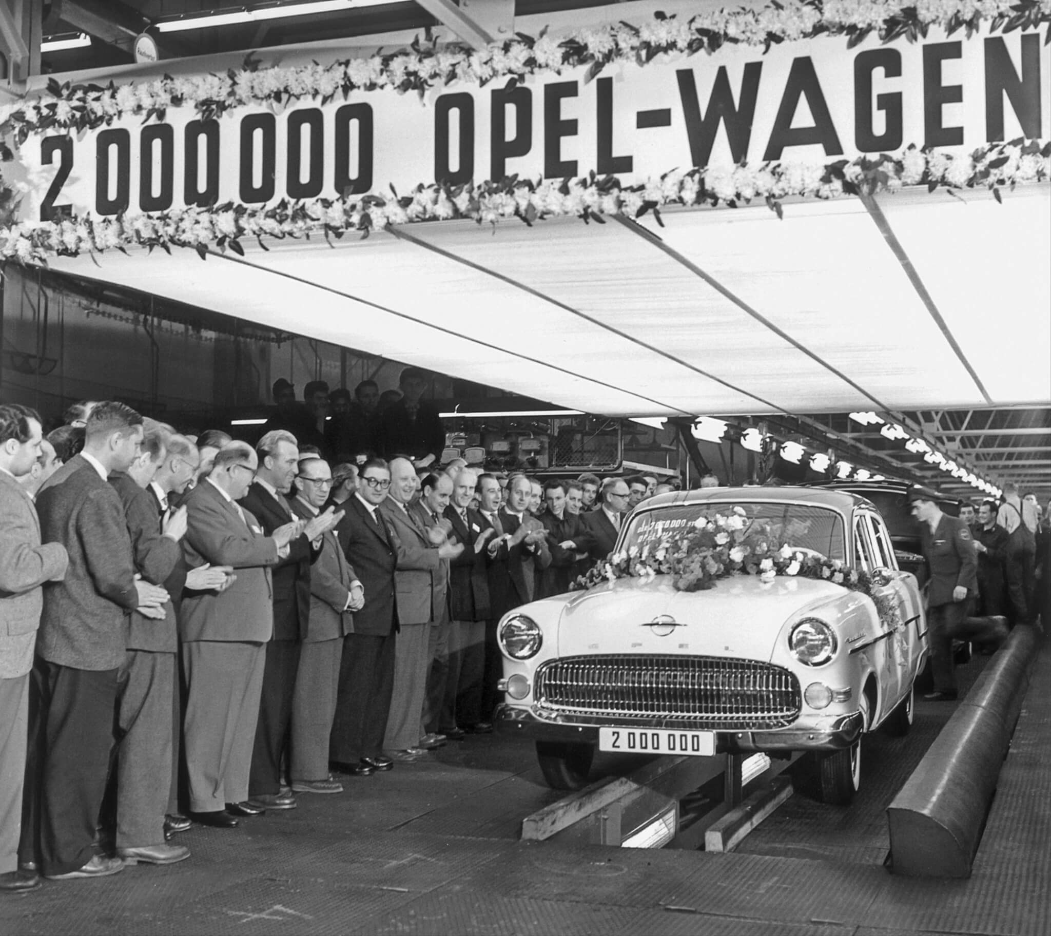 Opel Kapitän na linha de produção vista dianteira