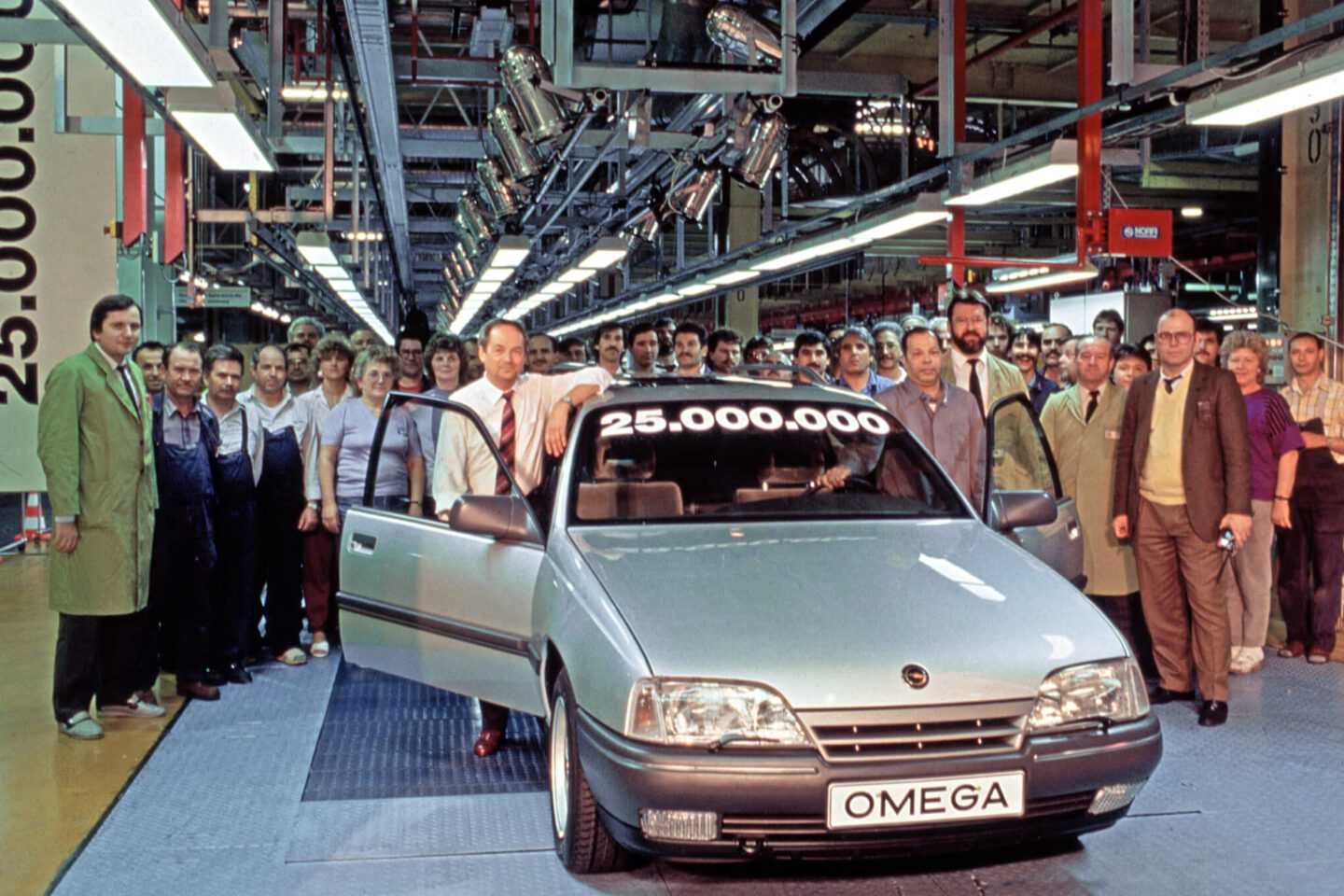 Opel Omega na linha de produção vista dianteira