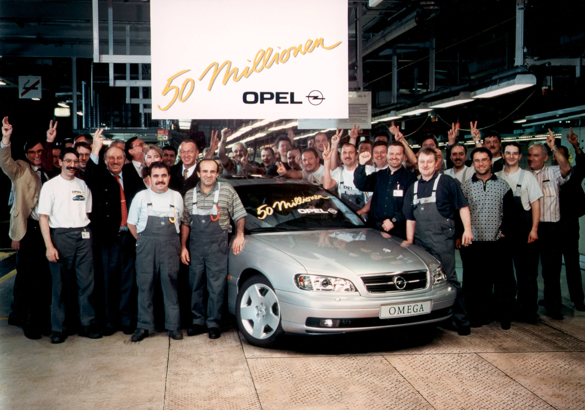 Opel Omega na linha de produção vista dianteira