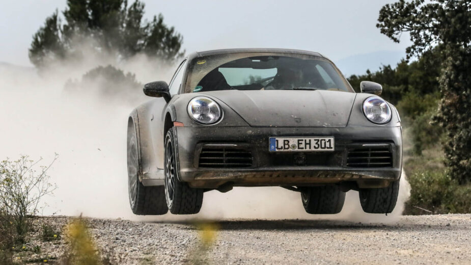 Porsche 911 Dakar a saltar vista dianteira