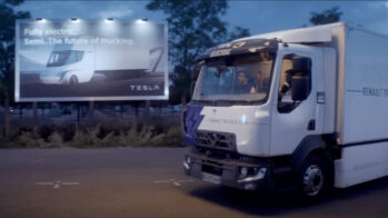 Renault E-Tech D ao lado de cartaz publicitario do Tesla Semi