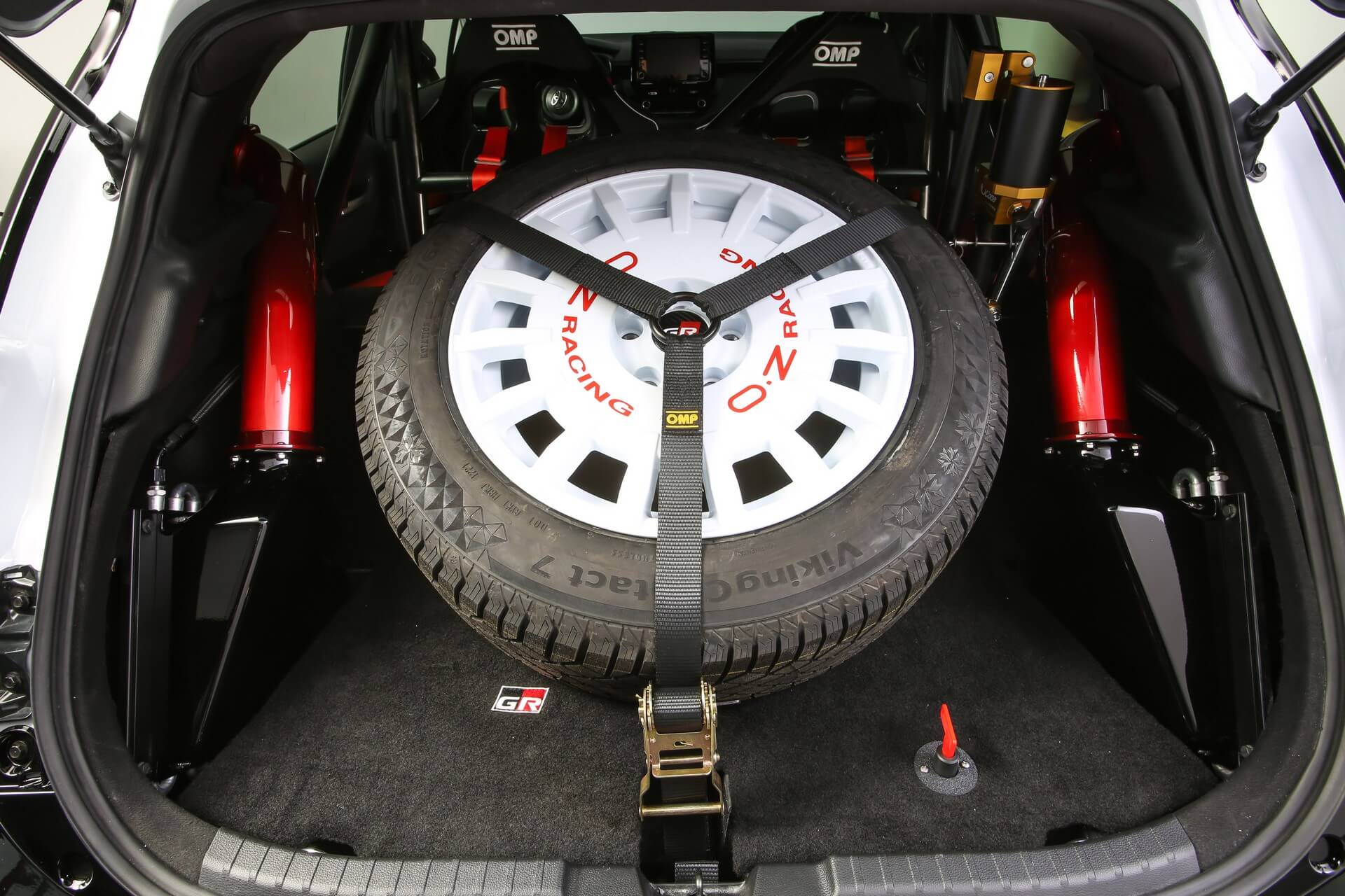 Toyota GR Corolla Rally Concept pormenor roda na bagageira