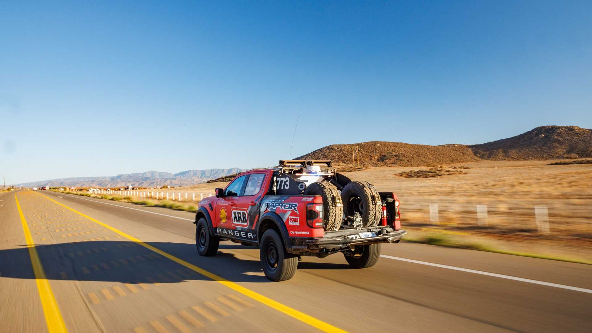 Ford Ranger Raptor na estrada, traseira