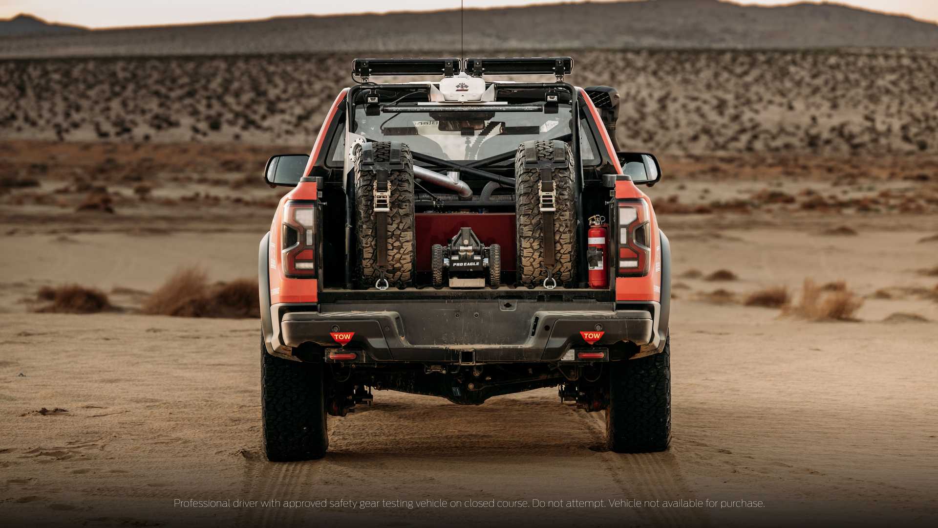 Ford Ranger Raptor de traseira mostra caixa de carga com pneus suplentes e depósito de combustível adicional