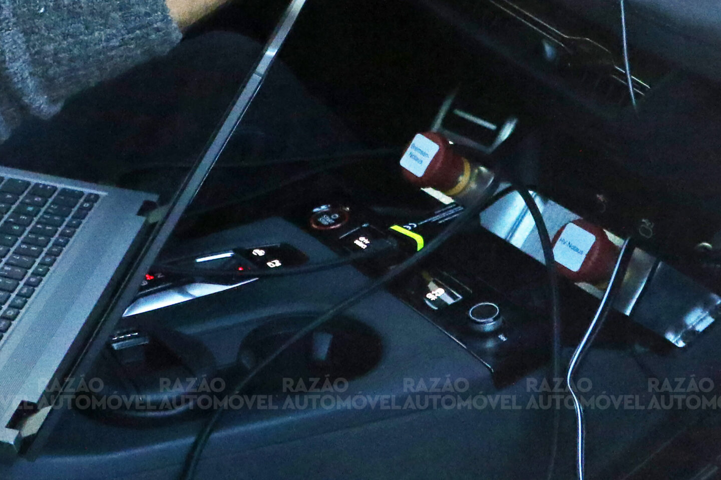 Audi Q6 e-tron fotos-espia pormenor consola central