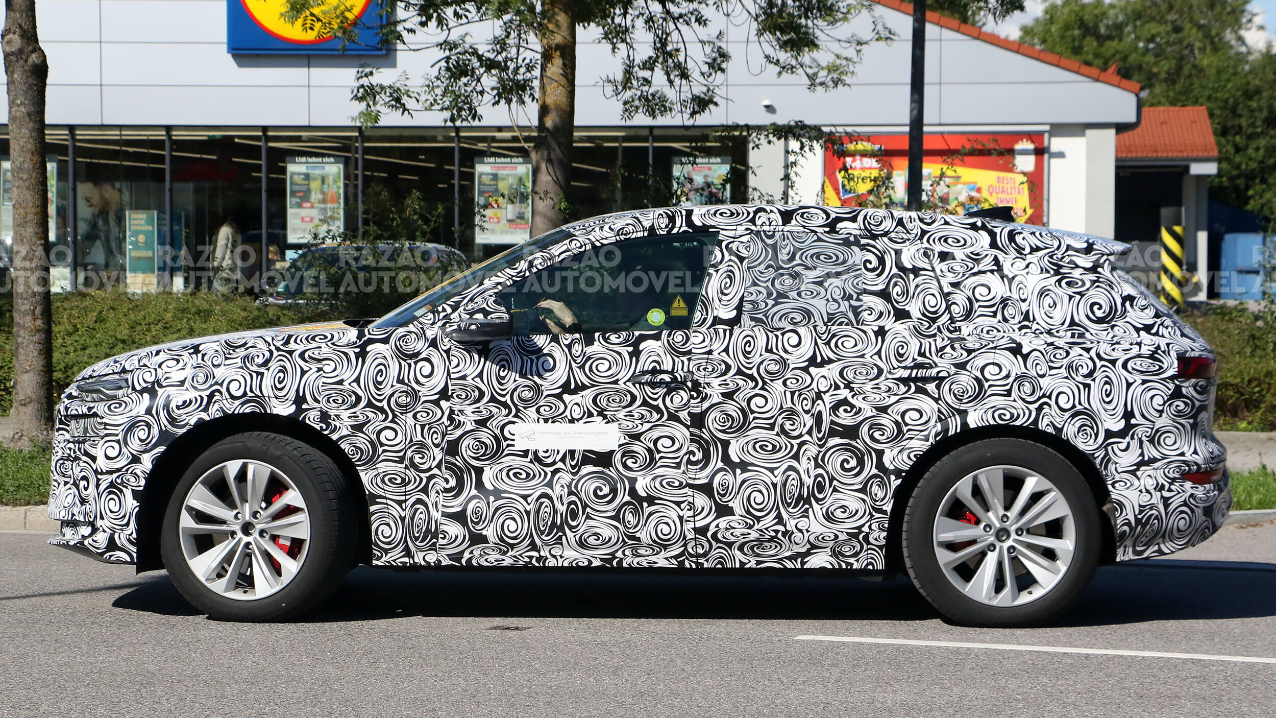 Audi Q6 e-tron fotos-espia vista lateral