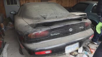 Mazda RX-7 FD abandonado em garagem