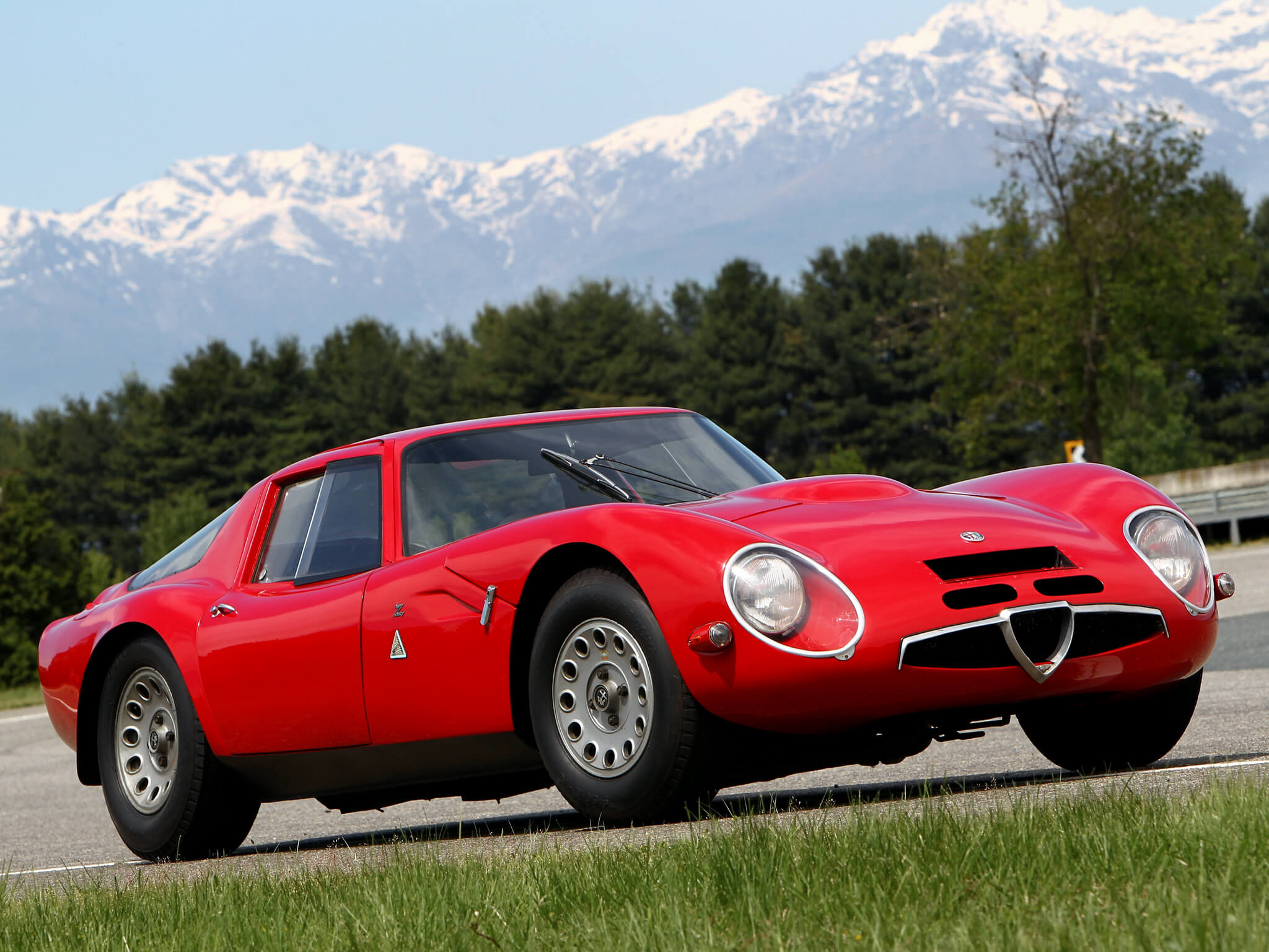 Alfa Romeo Giulia TZ 2 vista dianteira 3/4