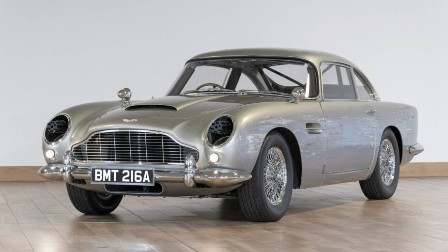 Aston Martin DB5 James Bond vista dianteira 3/4