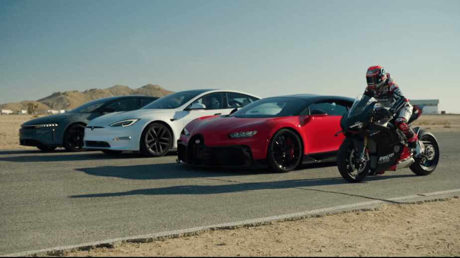 Drag-race Tesla Model S Plaid, Bugatti Chiron, Lucid Air Sapphire e Ducati