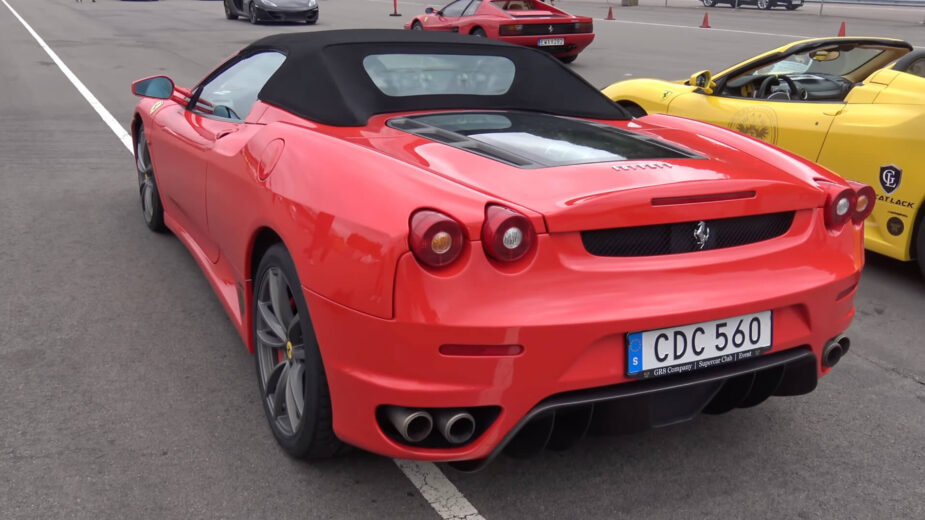 Ferrari F430 alta quilometragem vista traseira