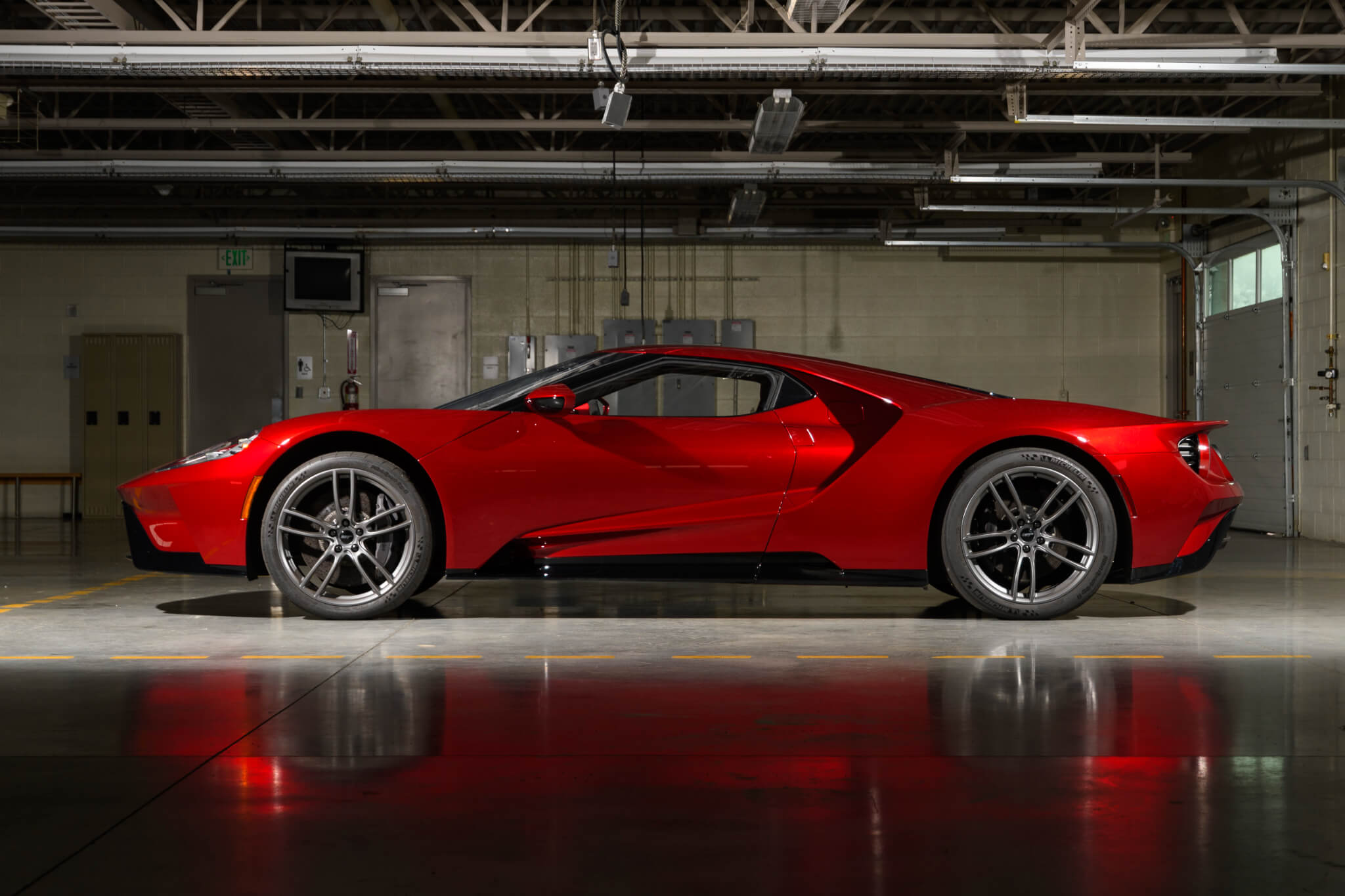 Ford GT com frente elevada, perfil