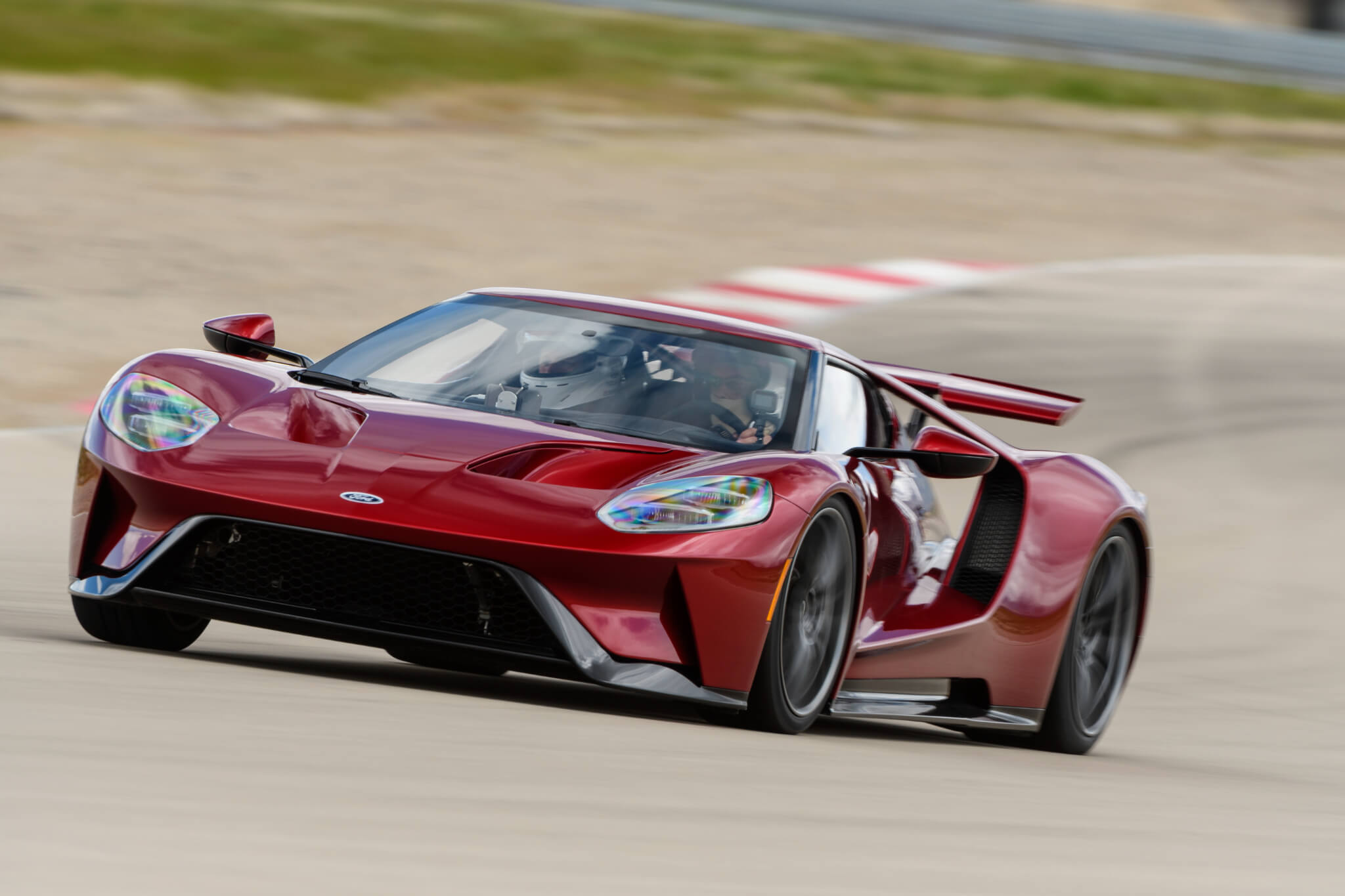 Ford GT a curvar em pista