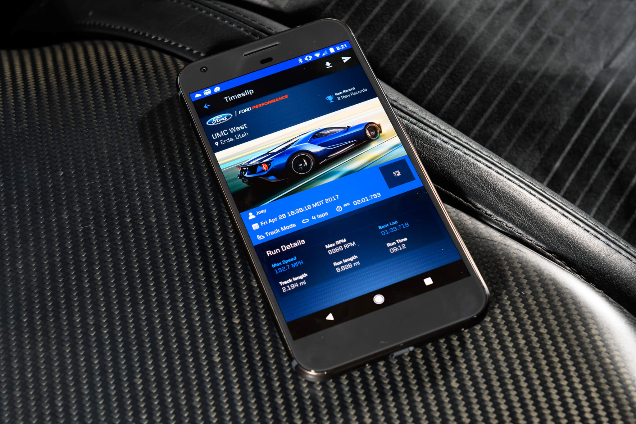 Telemóvel com Ford Performance app