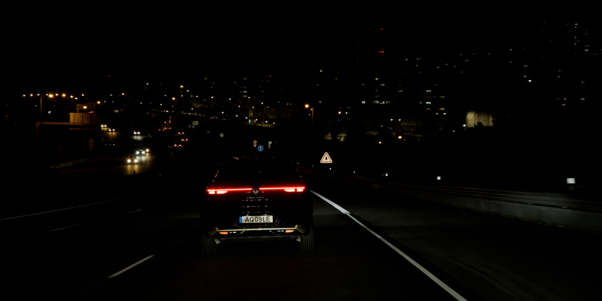 Renault Mégane na estrada à noite, traseira