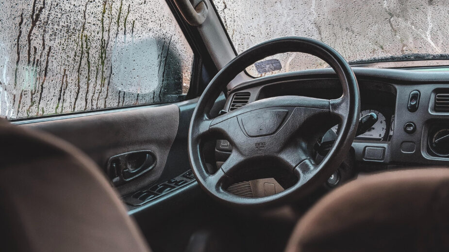 Interior automóvel com humidade