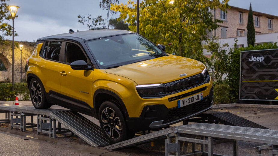 Jeep Avenger em pista de obstáculos: cruzamento de eixos