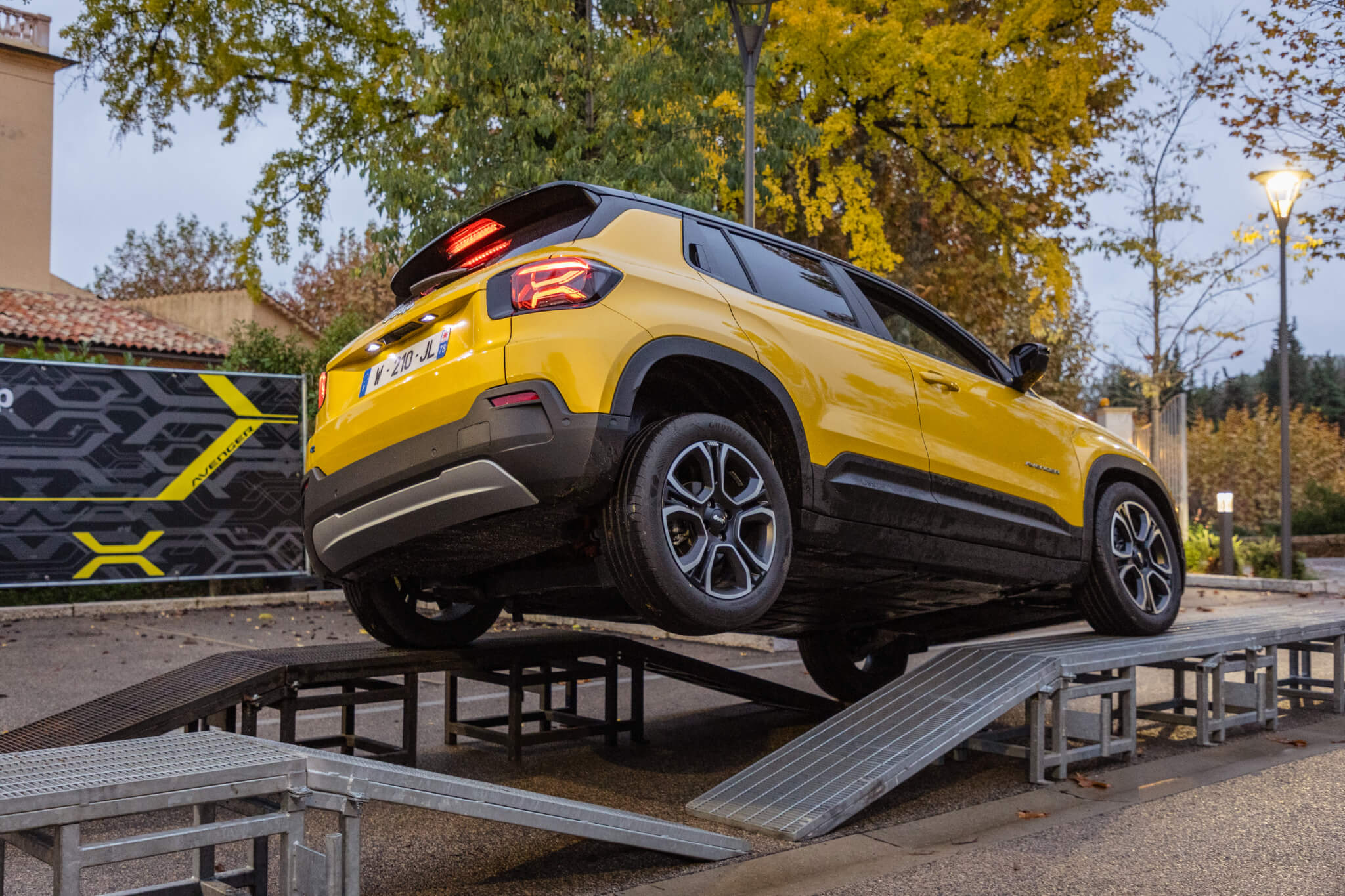 Jeep Avenger em pista de obstáculos: cruzamento de eixos