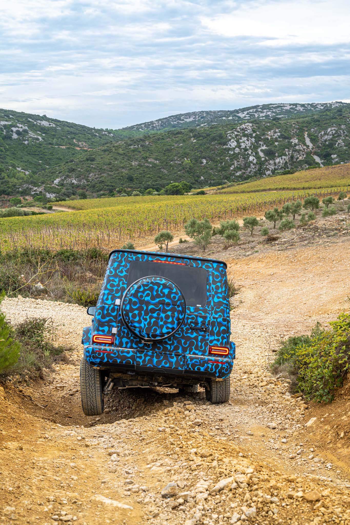 Mercedes-Benz EQG a descer trilho, visto de trás