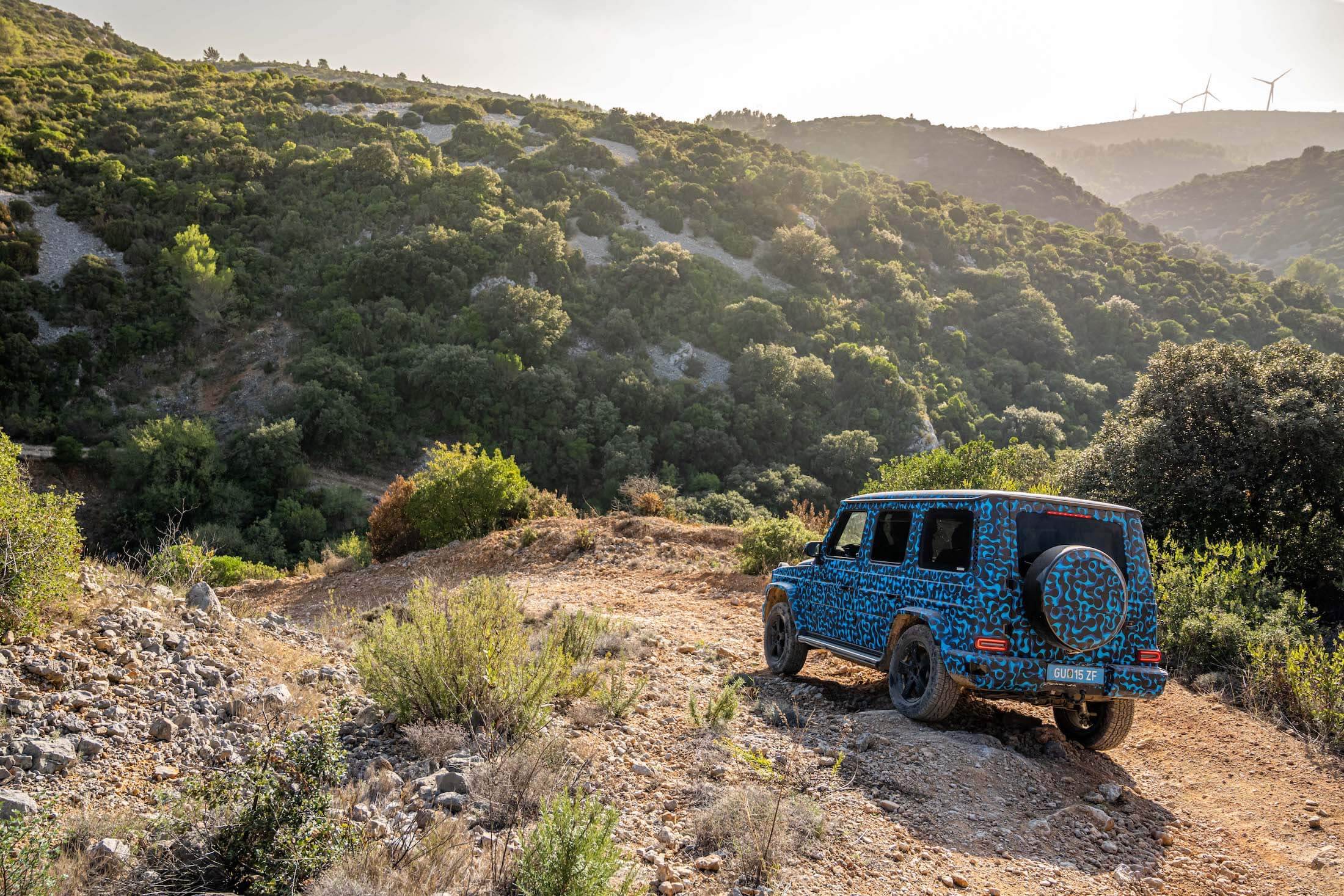 Mercedes-Benz EQG em trilho off road, traseira