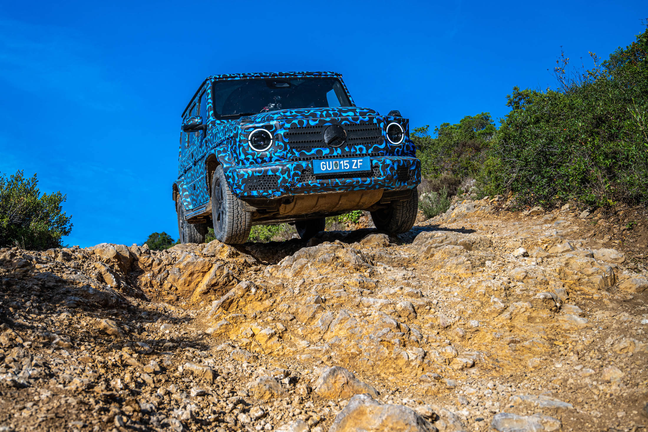 Mercedes-Benz EQG em trilho off road, frente