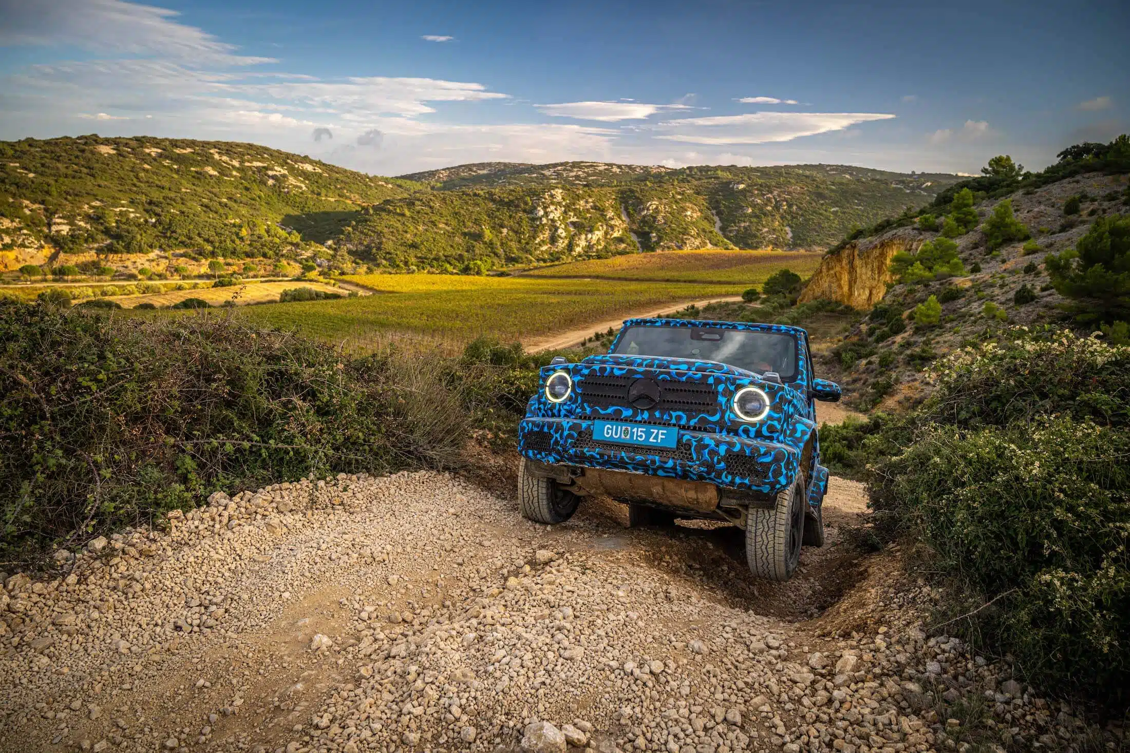 Mercedes-Benz EQG subida off road, com roda dianteira esquerda no ar