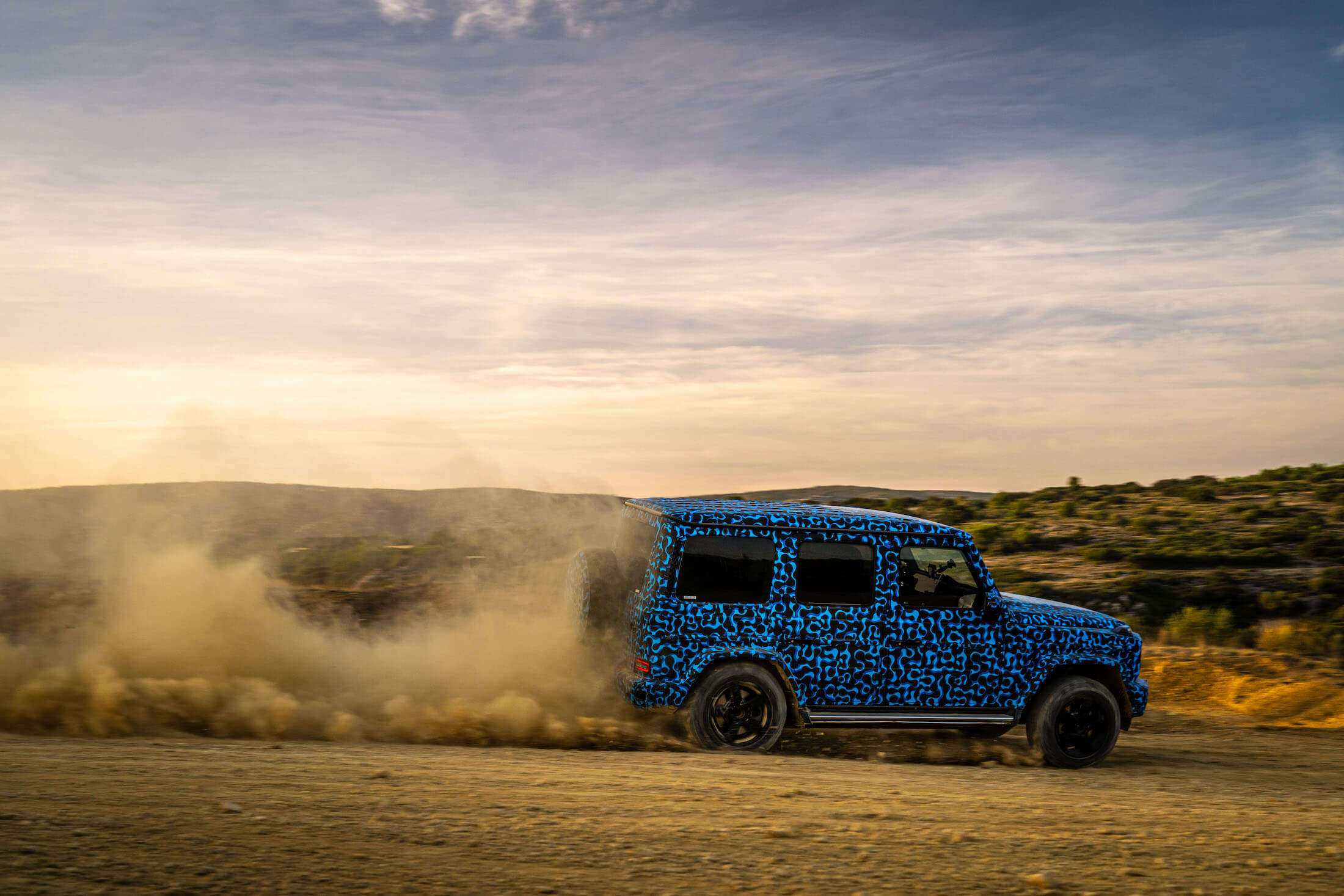 Mercedes-Benz EQG em estradão de terra a abrir