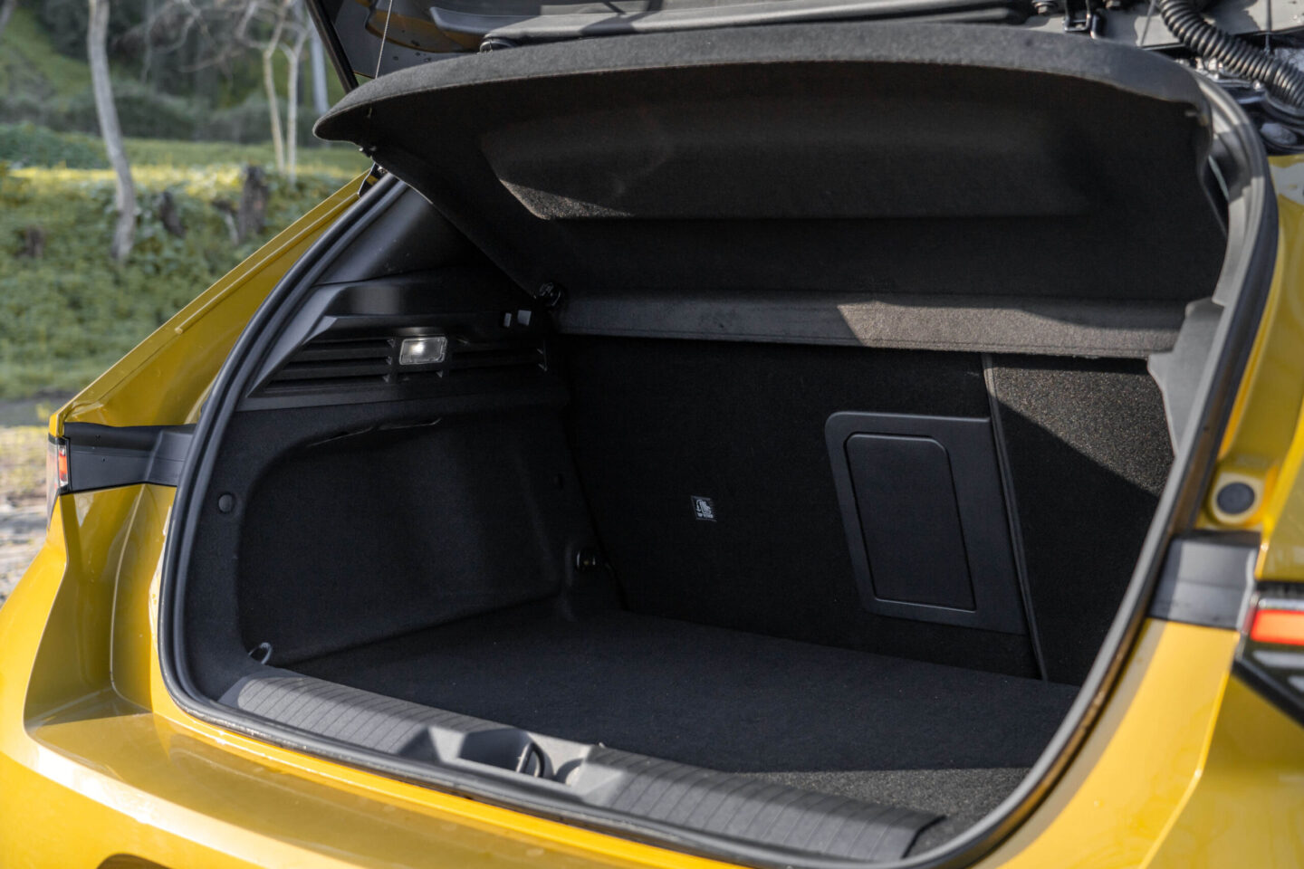 Opel Astra trunk