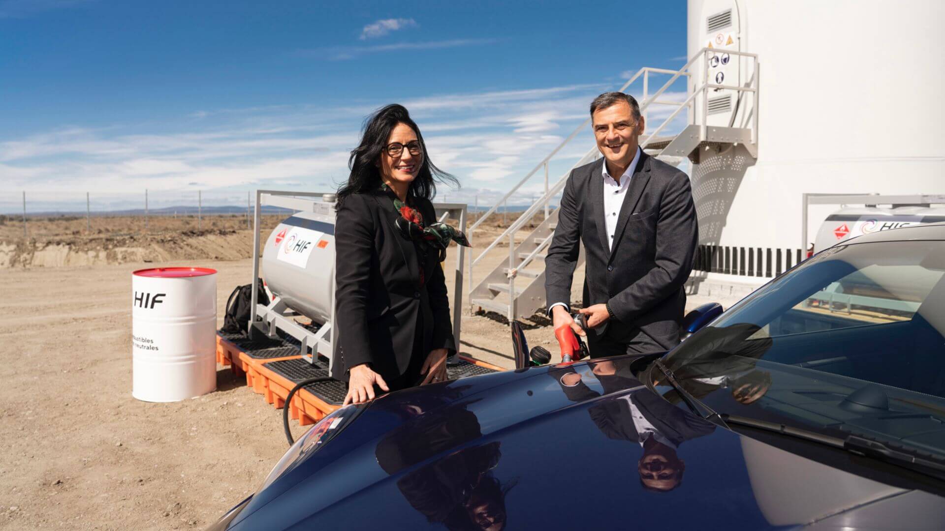 Barbara Frenkel e Michael Steiner a abastecer um Porsche 911 com combustível sintético.