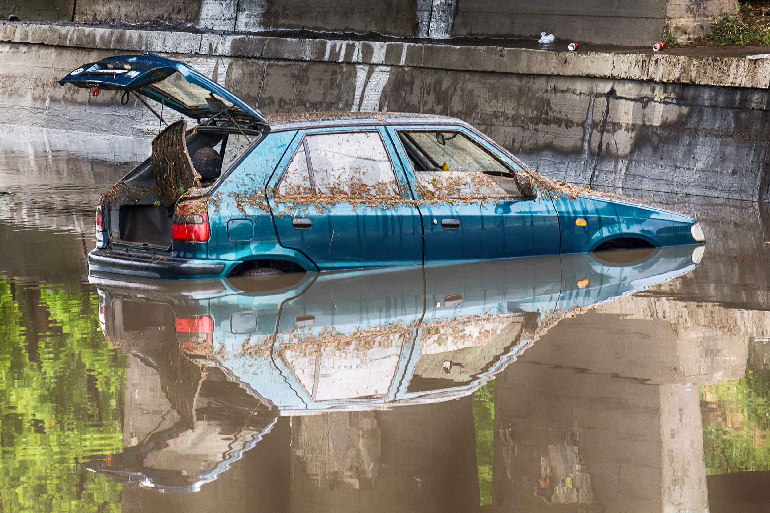 Carro inundado