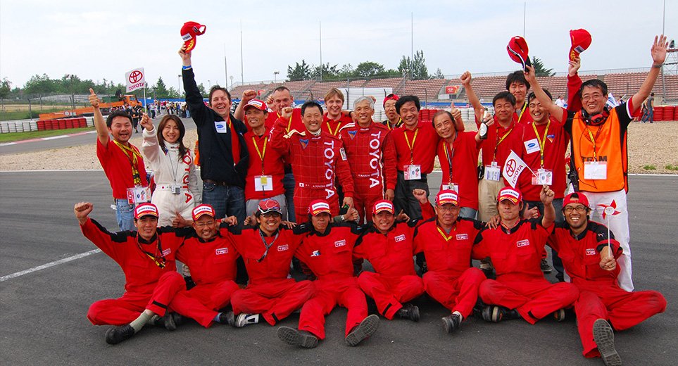 Akio Toyoda em foto de equipa no Nurburgring