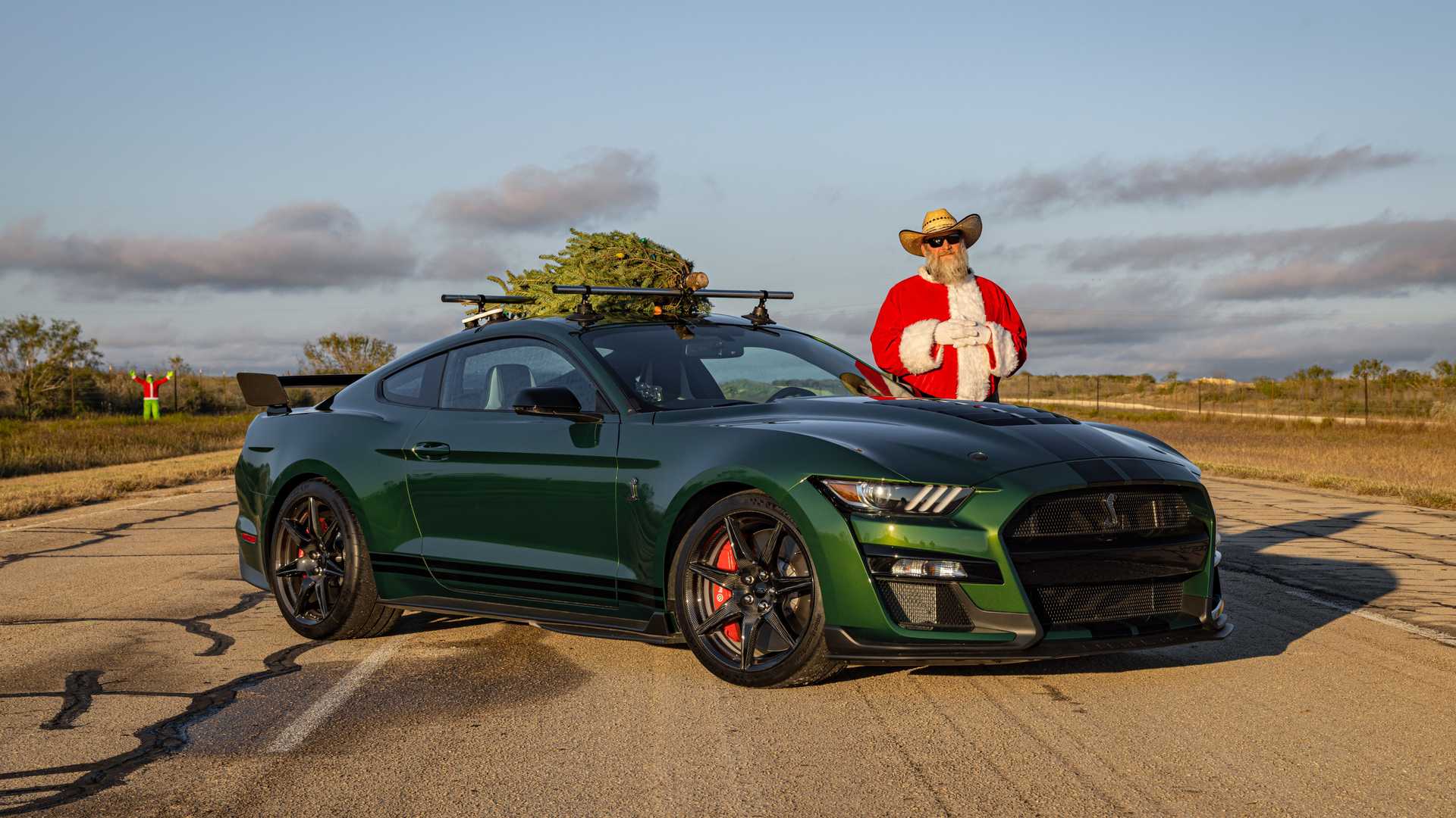 Hennessey Venom 1000 GT500 com árvore de Natal e Pai Natal