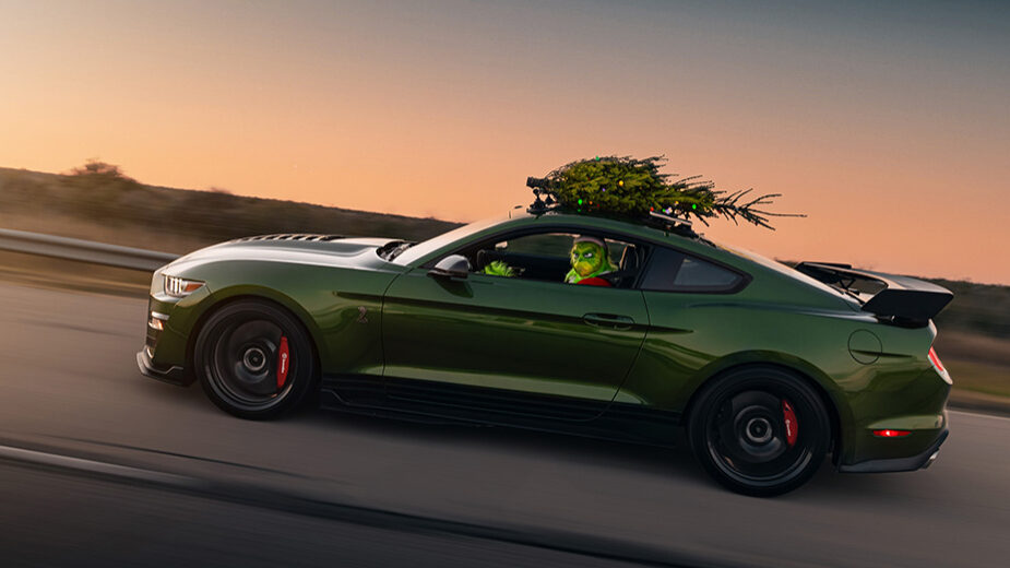 Hennessey Venom 1000 GT500 com árvore de Natal e Grinch