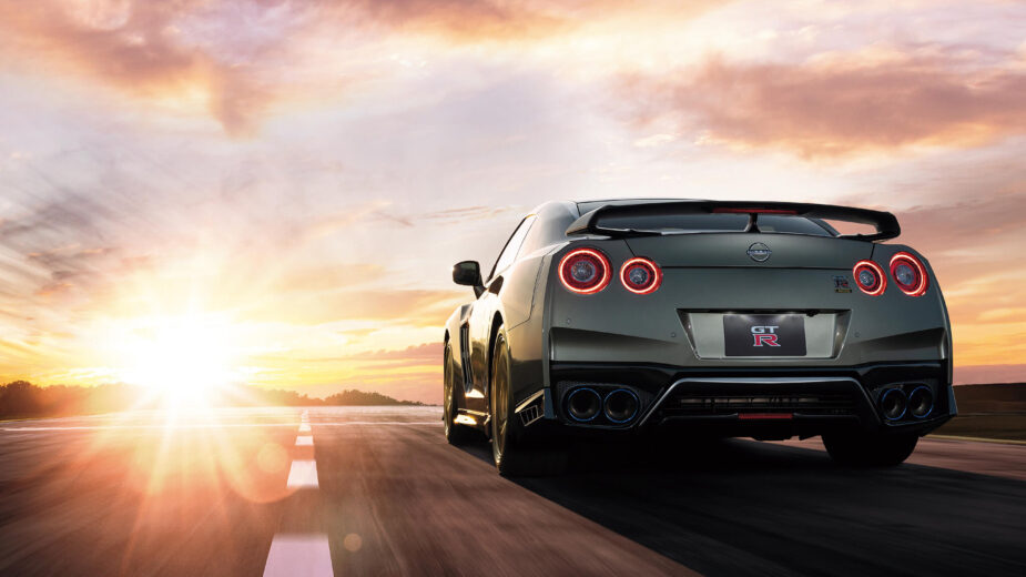 Nissan GT-R a ir em direção ao sol poente